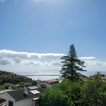 Madeira Ocean View By An Island 卡尼索
